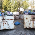 Kontenery przy cmentarzach / Marzena Mąkosa / Radio Kielce