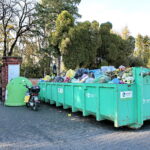 Kontenery przy cmentarzach / Marzena Mąkosa / Radio Kielce