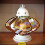 Przygotowania na Wszystkich Świętych. Znicze. Znicz Sułtan P. Waga 280g. Czas palenia 56 godzin. Cena - 24,13zł / Marzena Mąkosa / Radio Kielce