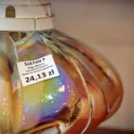 Przygotowania na Wszystkich Świętych. Znicze. Znicz Sułtan P. Waga 280g. Czas palenia 56 godzin. Cena - 24,13zł / Marzena Mąkosa / Radio Kielce