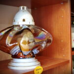 Przygotowania na Wszystkich Świętych. Znicze. Znicz Sułtan P. Waga 280g. Czas palenia 56 godzin. Cena - 24,13zł / Marzena Mąkosa / Radio Kielce