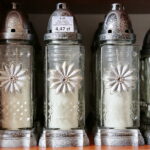 Przygotowania na Wszystkich Świętych. Znicze. Znicz Z-24. Waga 240g. Czas palenia 48 godzin. Cena - 4,47zł / Marzena Mąkosa / Radio Kielce