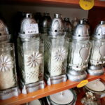 Przygotowania na Wszystkich Świętych. Znicze. Znicz Z-24. Waga 240g. Czas palenia 48 godzin. Cena - 4,47zł / Marzena Mąkosa / Radio Kielce