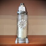 Przygotowania na Wszystkich Świętych. Znicze. Znicz Z-24. Waga 240g. Czas palenia 48 godzin. Cena - 4,47zł / Marzena Mąkosa / Radio Kielce