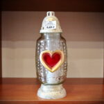 Przygotowania na Wszystkich Świętych. Znicze. Znicz Z-50. Waga 260g. Czas palenia 52 godziny. Cena - 6,69zł / Marzena Mąkosa / Radio Kielce