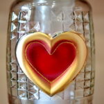 Przygotowania na Wszystkich Świętych. Znicze. Znicz Z-50. Waga 260g. Czas palenia 52 godziny. Cena - 6,69zł / Marzena Mąkosa / Radio Kielce