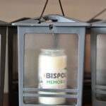 Przygotowania na Wszystkich Świętych. Znicze. Mini kapliczka. Cena - 4,99zł,  / Marzena Mąkosa / Radio Kielce