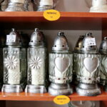 Przygotowania na Wszystkich Świętych. Znicze. Od lewej: znicze Z-24 (waga 240g., czas palenia 48 godzin, cena - 4,47zł); znicze Z-13 (waga 150 g., czas palenia 30 godzin, cena - 4,48zł) i znicze Z-21 (waga 160g., czas palenia 24 godziny, cena - 4,06zł) / Marzena Mąkosa / Radio Kielce