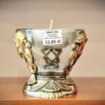 Przygotowania na Wszystkich Świętych. Znicze. Znicz 155. Waga 215 g. Czas palenia 43 godziny. Cena - 12,85 zł. / Marzena Mąkosa / Radio Kielce