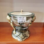 Przygotowania na Wszystkich Świętych. Znicze. Znicz 155. Waga 215 g. Czas palenia 43 godziny. Cena - 12,85 zł. / Marzena Mąkosa / Radio Kielce