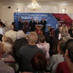 Wizyta Jarosława Kaczyńskiego, prezesa Prawa i Sprawiedliwości w Skarżysku - Kamiennej. Na zdjęciu (od lewej): Andrzej Pruś - sekretarz wojewódzkich struktur PiS, poseł Anna Krupka, Mariusz Bodo - kandydat na prezydenta Skarżyska, Jarosław Kaczyński - prezes PiS i Artur Lis - kandydat na burmistrza Opatowa / Marzena Mąkosa / Radio Kielce