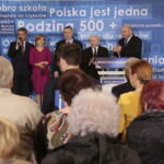 Wizyta Jarosława Kaczyńskiego, prezesa Prawa i Sprawiedliwości w Skarżysku - Kamiennej.  Na zdjęciu (od lewej): Andrzej Pruś - sekretarz wojewódzkich struktur PiS, poseł Anna Krupka, Mariusz Bodo - kandydat na prezydenta Skarżyska, Jarosław Kaczyński - prezes PiS i Artur Lis - kandydat na burmistrza Opatowa / Marzena Mąkosa / Radio Kielce