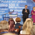 Wizyta Jarosława Kaczyńskiego, prezesa Prawa i Sprawiedliwości w Skarżysku - Kamiennej. Na zdjęciu (od lewej): Andrzej Pruś - sekretarz wojewódzkich struktur PiS i poseł Anna Krupka / Marzena Mąkosa / Radio Kielce