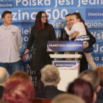 Wizyta Jarosława Kaczyńskiego, prezesa Prawa i Sprawiedliwości w Skarżysku - Kamiennej. Na zdjęciu: Mariusz Bodo - kandydat na prezydenta miasta z rodziną / Marzena Mąkosa / Radio Kielce