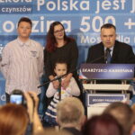 Wizyta Jarosława Kaczyńskiego, prezesa Prawa i Sprawiedliwości w Skarżysku - Kamiennej. Na zdjęciu: Mariusz Bodo - kandydat na prezydenta miasta z rodziną / Marzena Mąkosa / Radio Kielce