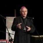 Podsumowanie akcji „Kielce dla Syrii”. Na zdjęciu ksiądz biskup Jan Piotrowski  / Marzena Mąkosa / Radio Kielce