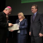 Podsumowanie akcji „Kielce dla Syrii”. Podziękowania otrzymuje ksiądz biskup Jan Piotrowski. Po prawej minister Beata Kempa i Wojciech Lubawski - prezydent Kielc  / Marzena Mąkosa / Radio Kielce