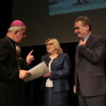 Podsumowanie akcji „Kielce dla Syrii”. Podziękowania otrzymuje ksiądz biskup Jan Piotrowski. Po prawej minister Beata Kempa i Wojciech Lubawski - prezydent Kielc  / Marzena Mąkosa / Radio Kielce