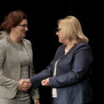 Podsumowanie akcji „Kielce dla Syrii”. Podziękowanie otrzymuje Agata Wojtyszek - wojewoda świętokrzyski. Po prawej minister Beata Kempa  / Marzena Mąkosa / Radio Kielce