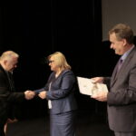 Podsumowanie akcji „Kielce dla Syrii”. Podziękowania otrzymuje ksiądz Stanisław Słowik - dyrektor Caritas Diecezji Kieleckiej. Po prawej minister Beata Kempa i Wojciech Lubawski - prezydent Kielc  / Marzena Mąkosa / Radio Kielce