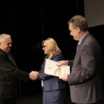 Podsumowanie akcji „Kielce dla Syrii”. Podziękowania otrzymuje ksiądz Stanisław Słowik - dyrektor Caritas Diecezji Kieleckiej. Po prawej minister Beata Kempa i Wojciech Lubawski - prezydent Kielc  / Marzena Mąkosa / Radio Kielce