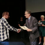 Podsumowanie akcji „Kielce dla Syrii”. Podziękowania z rąk Wojciecha Lubawskiego, prezydenta Kielc otrzymuje wolontariusz / Marzena Mąkosa / Radio Kielce