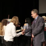 Podsumowanie akcji „Kielce dla Syrii”. Podziękowania z rąk Wojciecha Lubawskiego, prezydenta Kielc otrzymuje wolontariuszka / Marzena Mąkosa / Radio Kielce