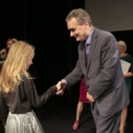 Podsumowanie akcji „Kielce dla Syrii”. Podziękowania z rąk Wojciecha Lubawskiego, prezydenta Kielc otrzymuje wolontariuszka / Marzena Mąkosa / Radio Kielce