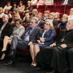 Podsumowanie akcji „Kielce dla Syrii”. Na zdjęciu (od lewej): ksiądz Krzysztof Banasik - zastępca dyrektora Caritas Diecezji Kieleckiej,  Agata Wojtyszek - wojewoda świętokrzyski, Wojciech Lubawski - prezydent Kielc, minister Beata Kempa, ksiądz biskup Jan Piotrowski, Krzysztof Słoń - senator RP / Marzena Mąkosa / Radio Kielce