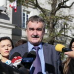 Konferencja prezydenta Wojciecha Lubawskiego na kieleckim Rynku. Na zdjęciu (od lewej): Sylwia Cedro - Kaczmarczyk, Wojciech Lubawski - prezydent Kielc i Patrycja Jedynak / Marzena Mąkosa / Radio Kielce