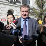 Konferencja prezydenta Wojciecha Lubawskiego na kieleckim Rynku. Na zdjęciu (od lewej): Witold Borowiec, Sylwia Cedro-Kaczmarczyk, Wojciech Lubawski - prezydent Kielc i Patrycja Jedynak / Marzena Mąkosa / Radio Kielce