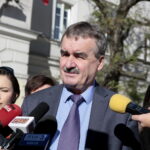 Konferencja prezydenta Wojciecha Lubawskiego na kieleckim Rynku. Na zdjęciu (od lewej): Sylwia Cedro-Kaczmarczyk, Wojciech Lubawski - prezydent Kielc i Patrycja Jedynak / Marzena Mąkosa / Radio Kielce