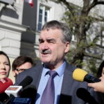 Konferencja prezydenta Wojciecha Lubawskiego na kieleckim Rynku. Na zdjęciu (od lewej): Sylwia Cedro-Kaczmarczyk, Wojciech Lubawski - prezydent Kielc i Patrycja Jedynak / Marzena Mąkosa / Radio Kielce