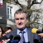 Konferencja prezydenta Wojciecha Lubawskiego na kieleckim Rynku. Na zdjęciu (od lewej): Sylwia Cedro-Kaczmarczyk, Wojciech Lubawski - prezydent Kielc i Patrycja Jedynak / Marzena Mąkosa / Radio Kielce