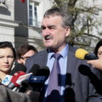 Konferencja prezydenta Wojciecha Lubawskiego na kieleckim Rynku. Na zdjęciu (od lewej): Sylwia Cedro-Kaczmarczyk, Wojciech Lubawski - prezydent Kielc i Patrycja Jedynak / Marzena Mąkosa / Radio Kielce