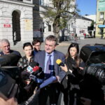 Konferencja prezydenta Wojciecha Lubawskiego na kieleckim Rynku. Na zdjęciu (od lewej): Witold Borowiec, Sylwia Cedro-Kaczmarczyk, Mariusz Olszewski, Wojciech Lubawski - prezydent Kielc i Patrycja Jedynak / Marzena Mąkosa / Radio Kielce