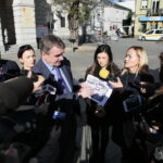 Konferencja prezydenta Wojciecha Lubawskiego na kieleckim Rynku. Na zdjęciu (od lewej): Witold Borowiec, Sylwia Cedro-Kaczmarczyk, Wojciech Lubawski - prezydent Kielc i Patrycja Jedynak / Marzena Mąkosa / Radio Kielce