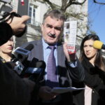 Konferencja prezydenta Wojciecha Lubawskiego na kieleckim Rynku. Na zdjęciu: Wojciech Lubawski - prezydent Kielc i Patrycja Jedynak / Marzena Mąkosa / Radio Kielce