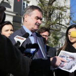 Konferencja prezydenta Wojciecha Lubawskiego na kieleckim Rynku. Na zdjęciu: Wojciech Lubawski -prezydent Kielc / Marzena Mąkosa / Radio Kielce