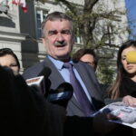 Konferencja prezydenta Wojciecha Lubawskiego na kieleckim Rynku. Na zdjęciu: Wojciech Lubawski -prezydent Kielc / Marzena Mąkosa / Radio Kielce