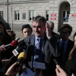 Konferencja prezydenta Wojciecha Lubawskiego na kieleckim Rynku. Na zdjęciu (od lewej): Sylwia Cedro - Kaczmarczyk, Wojciech Lubawski - prezydent Kielc, Mariusz Olszewski i Patrycja Jedynak / Marzena Mąkosa / Radio Kielce