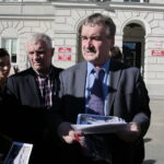 Konferencja prezydenta Wojciecha Lubawskiego na kieleckim Rynku. Na zdjęciu (od lewej): Sylwia Cedro - Kaczmarczyk, Witold Borowiec i Wojciech Lubawski - prezydent Kielc / Marzena Mąkosa / Radio Kielce