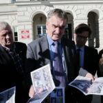 Konferencja prezydenta Wojciecha Lubawskiego na kieleckim Rynku. Na zdjęciu (od lewej): Witold Borowiec, Wojciech Lubawski - prezydent Kielc, Mariusz Olszewski i Patrycja Jedynak / Marzena Mąkosa / Radio Kielce