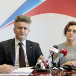 Wręczenie rządowej promesy i podpisanie umów na remonty i budowy dróg gminnych. Na zdjęciu (od lewej): Krzysztof Słoń - senator RP i Agata Wojtyszek - wojewoda świętokrzyski / Marzena Mąkosa / Radio Kielce