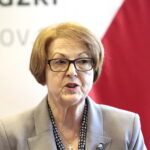 Wręczenie rządowej promesy i podpisanie umów na remonty i budowy dróg gminnych. Na zdjęciu: Maria Zuba - poseł PiS / Marzena Mąkosa / Radio Kielce