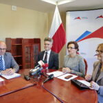 Wręczenie rządowej promesy i podpisanie umów na remonty i budowy dróg gminnych. Na zdjęciu (od lewej): Jacek Sułek - dyrektor Wydziału Infrastruktury i Rozwoju ŚUW, Krzysztof Słoń - senator RP, Agata Wojtyszek - wojewoda świętokrzyski i Maria Zuba - poseł PiS / Marzena Mąkosa / Radio Kielce