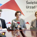 Wręczenie rządowej promesy i podpisanie umów na remonty i budowy dróg gminnych. Na zdjęciu (od lewej): Krzysztof Słoń - senator RP, Agata Wojtyszek - wojewoda świętokrzyski i Maria Zuba - poseł PiS / Marzena Mąkosa / Radio Kielce