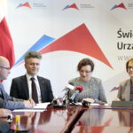 Wręczenie rządowej promesy i podpisanie umów na remonty i budowy dróg gminnych. Na zdjęciu (od lewej): Jacek Sułek - dyrektor Wydziału Infrastruktury i Rozwoju ŚUW, Krzysztof Słoń - senator RP, Agata Wojtyszek - wojewoda świętokrzyski i Maria Zuba - poseł PiS / Marzena Mąkosa / Radio Kielce