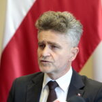 Wręczenie rządowej promesy i podpisanie umów na remonty i budowy dróg gminnych. Na zdjęciu Krzysztof Słoń - senator RP / Marzena Mąkosa / Radio Kielce