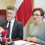 Wręczenie rządowej promesy i podpisanie umów na remonty i budowy dróg gminnych. Na zdjęciu (od lewej): Krzysztof Słoń - senator RP i Agata Wojtyszek - wojewoda świętokrzyski / Marzena Mąkosa / Radio Kielce